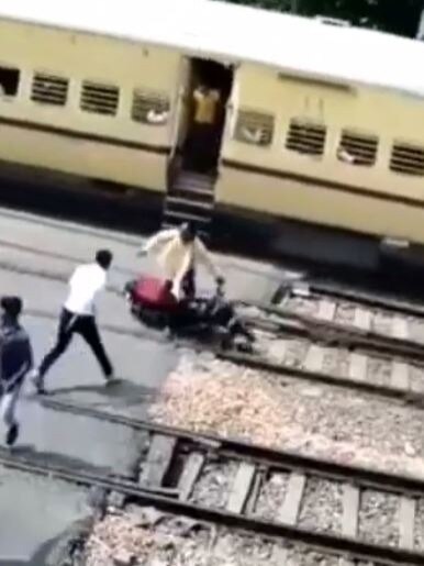 रेलवे क्रॉसिंग पर ट्रेन ने उड़ाए बाइक के परखच्चे, देखें Video