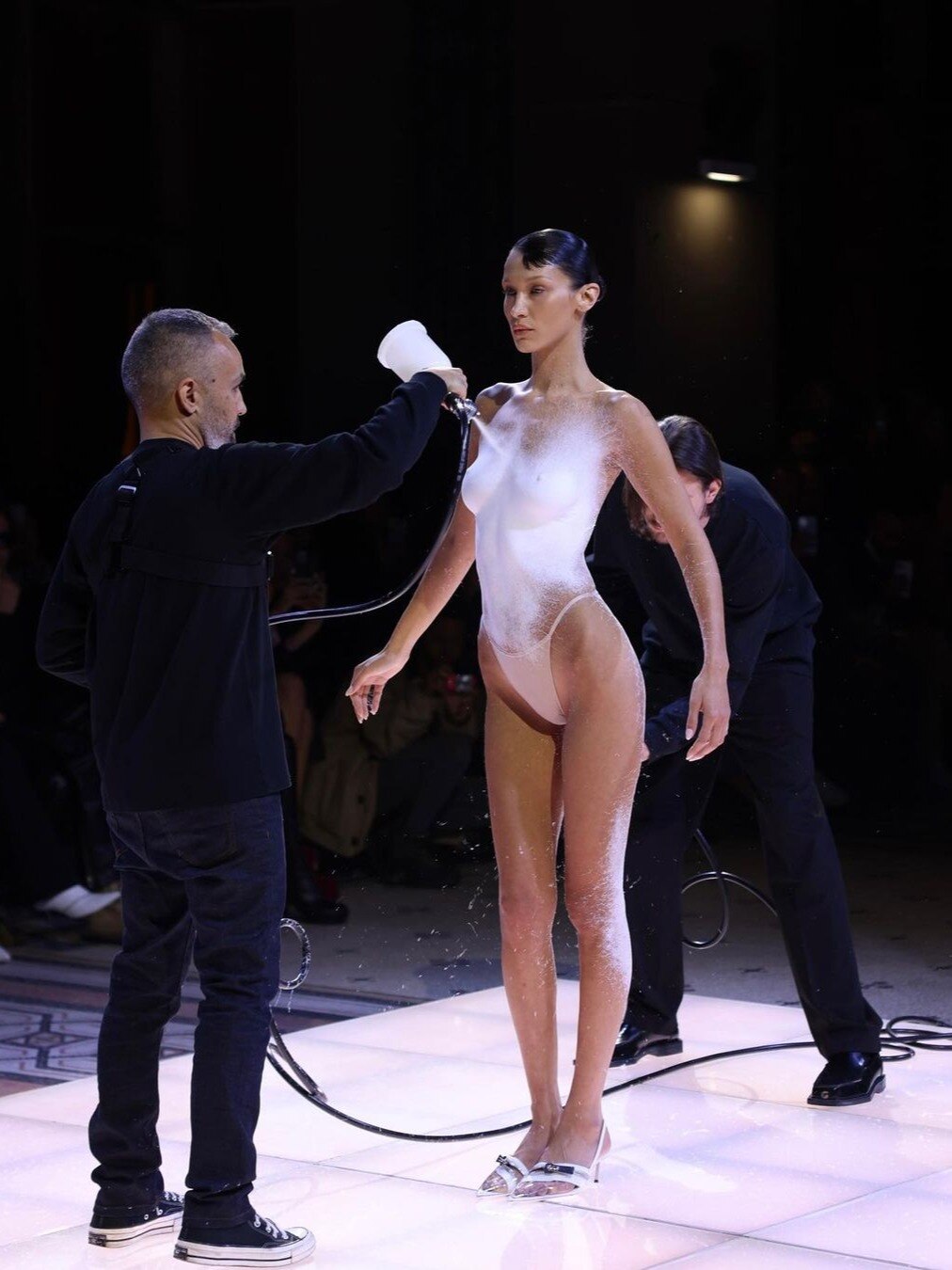 न्यूड मॉडल को स्प्रे से पहनाया आउटफिट