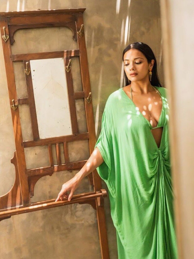 बिकिनी पहनकर एक्ट्रेस ने किया योग