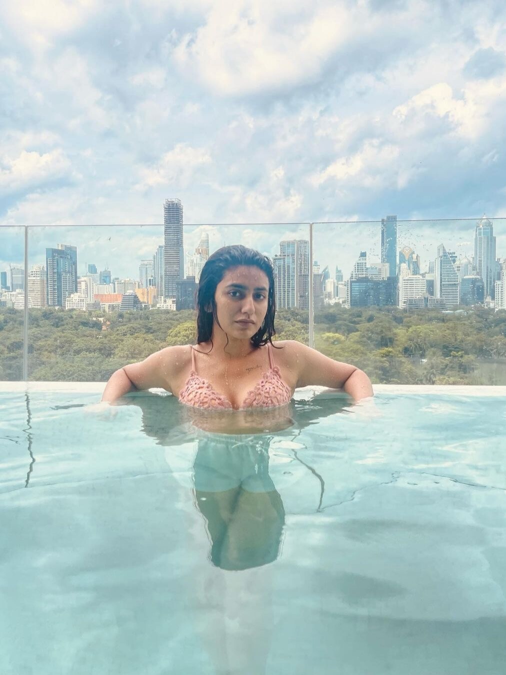 'विंक गर्ल' को पहचाना? ग्लैमरस हुईं प्रिया प्रकाश, बदला लुक