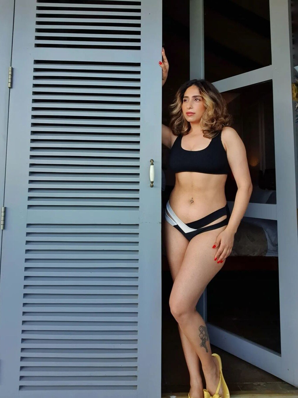 नेहा भसीन का ब्लैक बिकिनी लुक है जबरदस्त