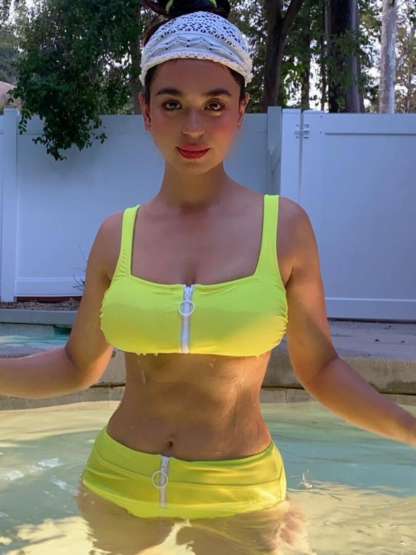 पूल में सौंदर्या का शूट, एक्ट्रेस बनने से पहले थीं डेंटिस्ट