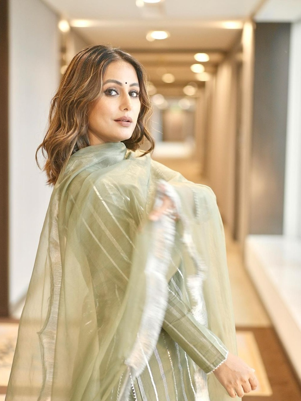 प्लाजो सूट में हिना खान, बिंदी-चोकर ने बढ़ाई खूबसूरती