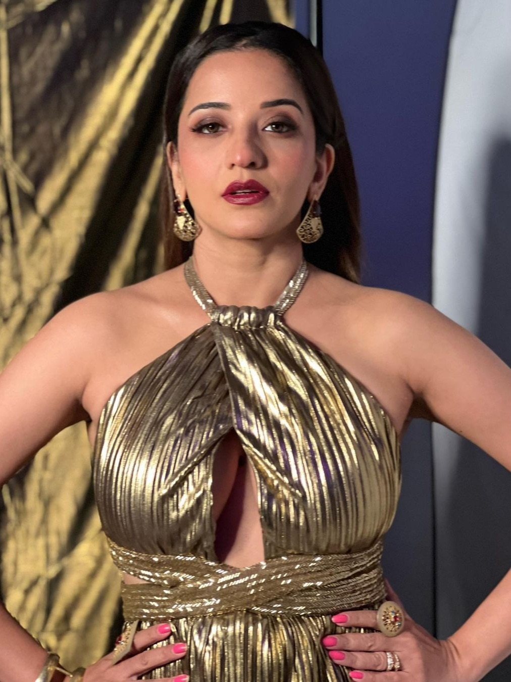 गोल्डन गाउन में मोनालिसा का किलर लुक