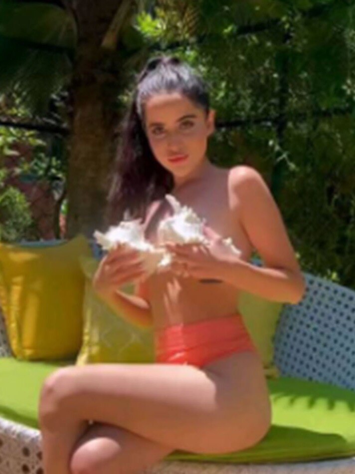 उर्फी जावेद का टॉपलेस शूट, दिये किलर पोज