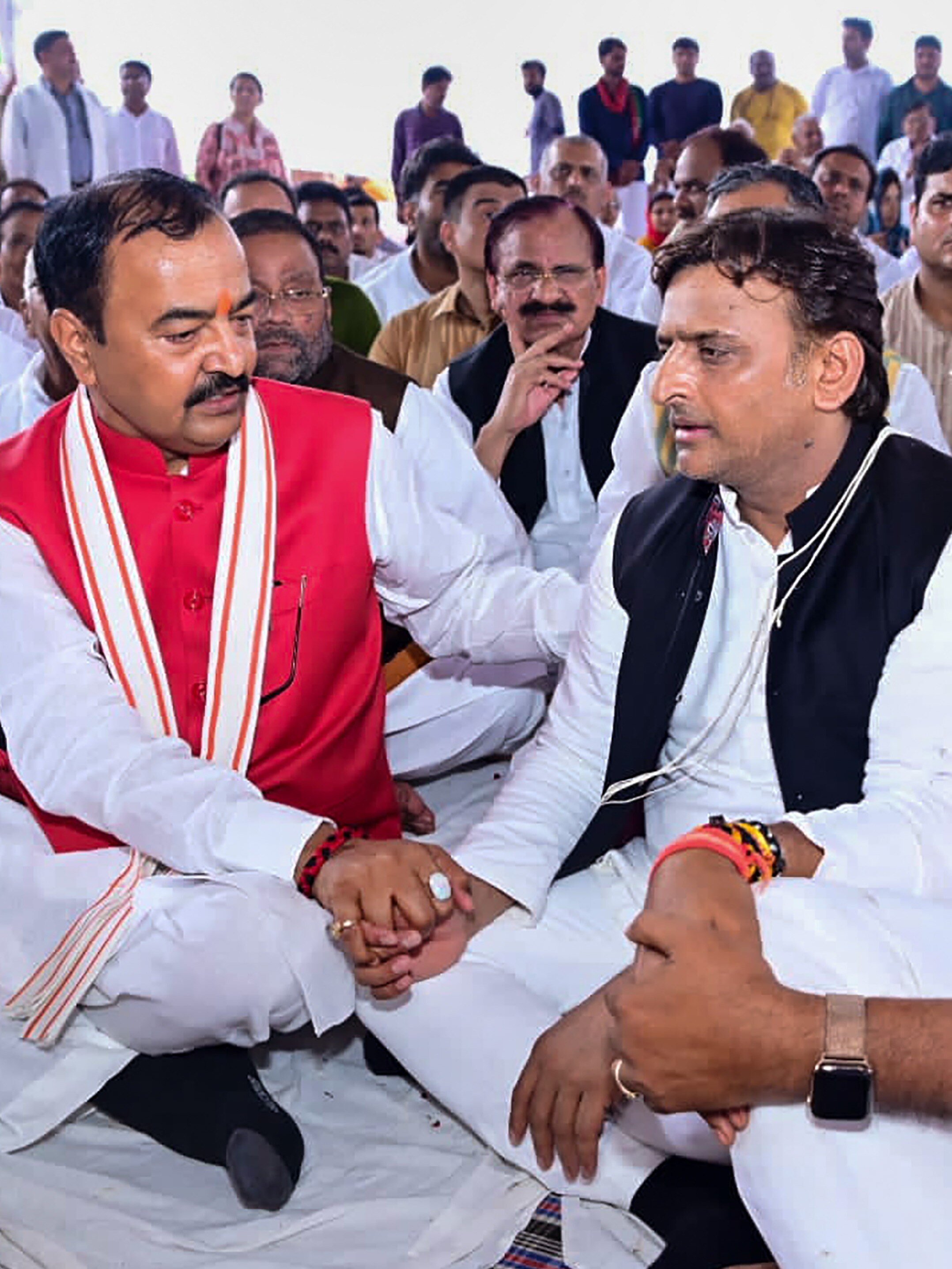 अखिलेश को यूं ढांढस बंधाते दिखे केशव मौर्य