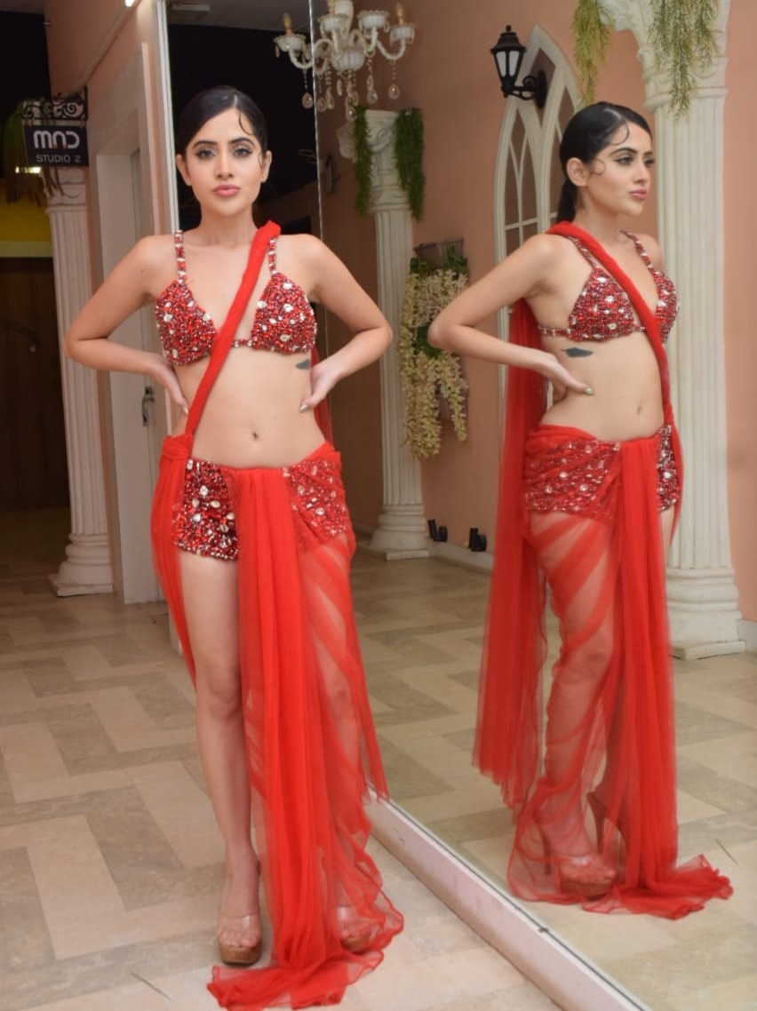 बिकिनी पर उर्फी ने पहनी ऐसी साड़ी, देखकर चकराए फैंस