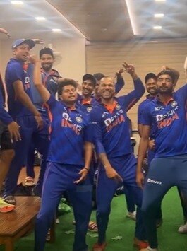 'बोलो तारा रा रा...' पर टीम इंडिया के खिलाड़ियों ने किया डांस