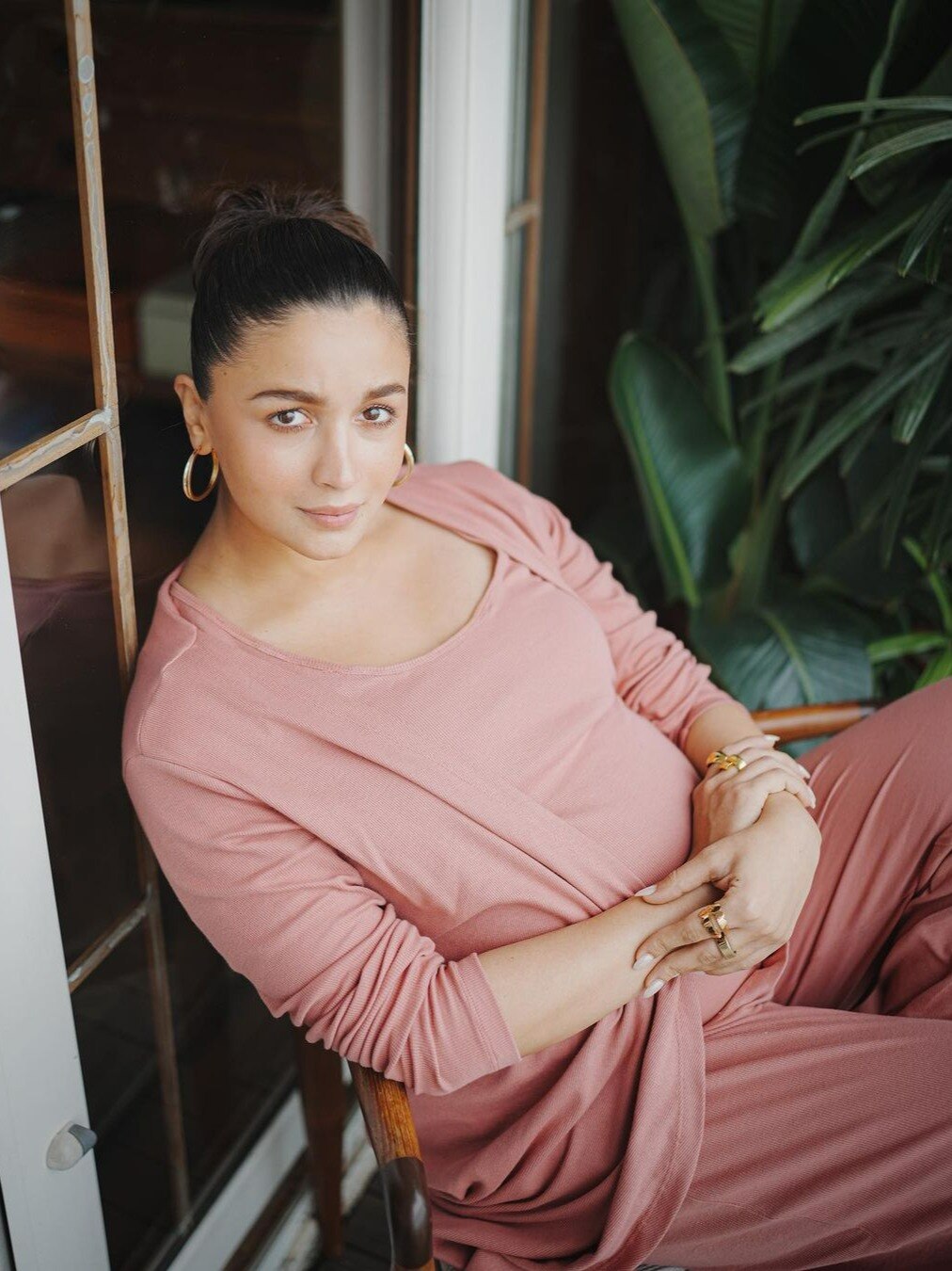  बालकनी में बैठकर आलिया ने फ्लॉन्ट किया बेबी बंप