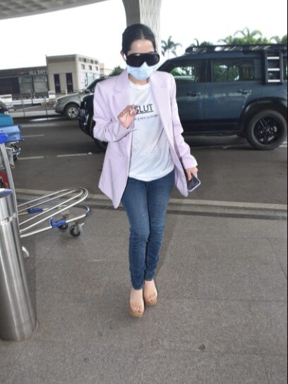 उर्फी जावेद को क्या हुआ है, एयरपोर्ट पर मुंह छिपती दिखीं