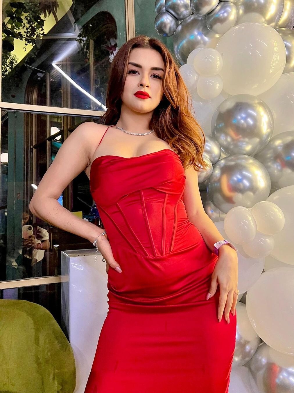 रेड ड्रेस, रेड लिपस्ट‍िक, किलर पोज के साथ अवनीत का 21वां बर्थडे