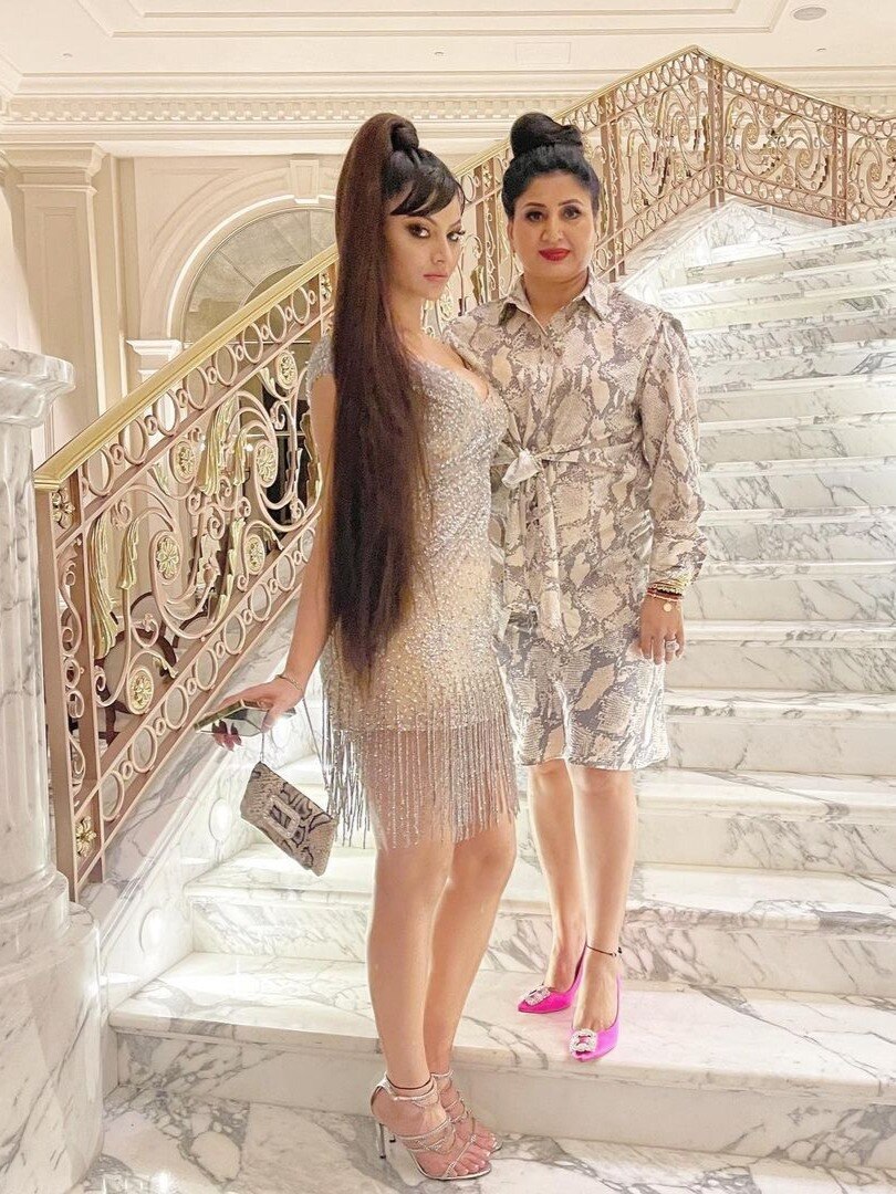 उर्वशी से कहीं ज्यादा खूबसूरत हैं उनकी मां