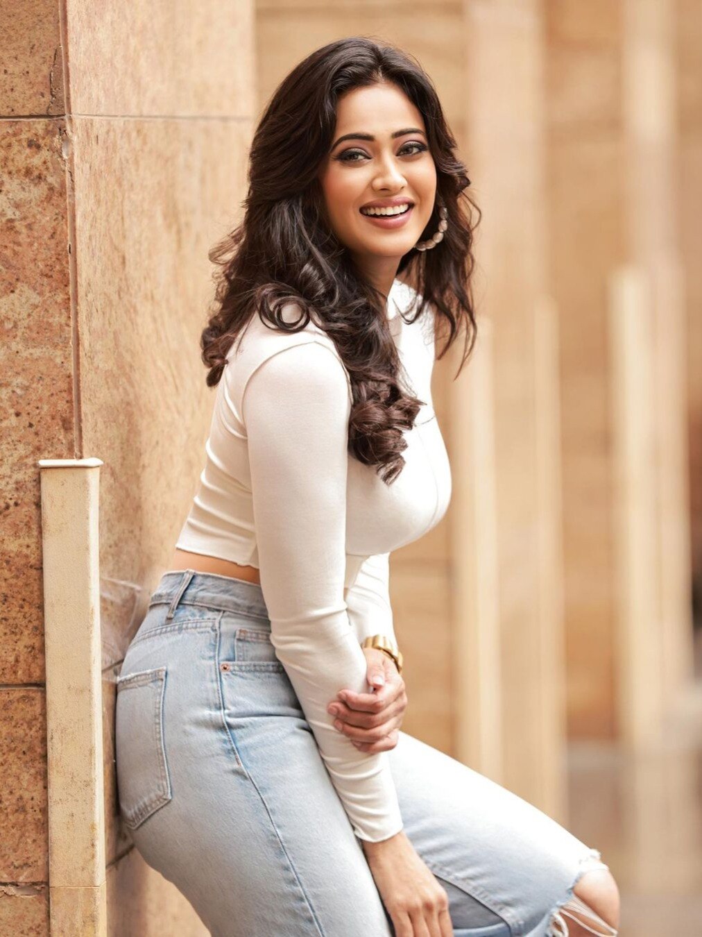 श्वेता का दिलकश अंदाज देख चौंके फैन्स, बोले- ये 42 की है?