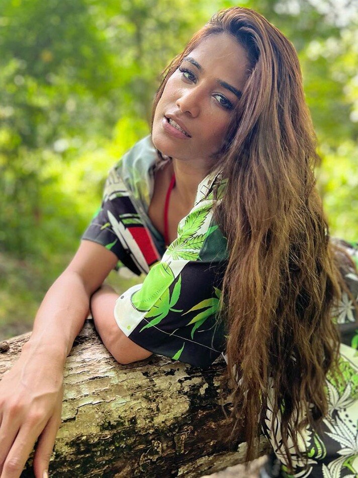 पूनम पांडे ने नदी में लगाई डूबकी, दिये ऐसे पोज