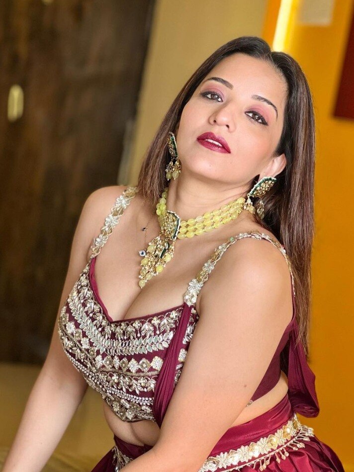 मोनालिसा ने साड़ी में किया डांस, दिल हार बैठे फैंस