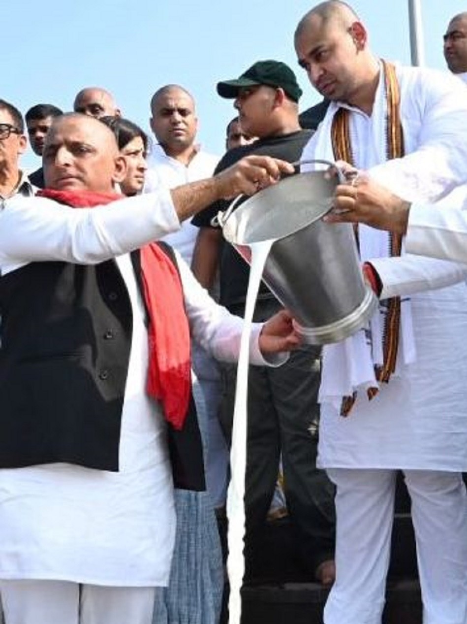 गंगा की गोद में मुलायम, अखिलेश संग प्रतीक भी थे मौजूद