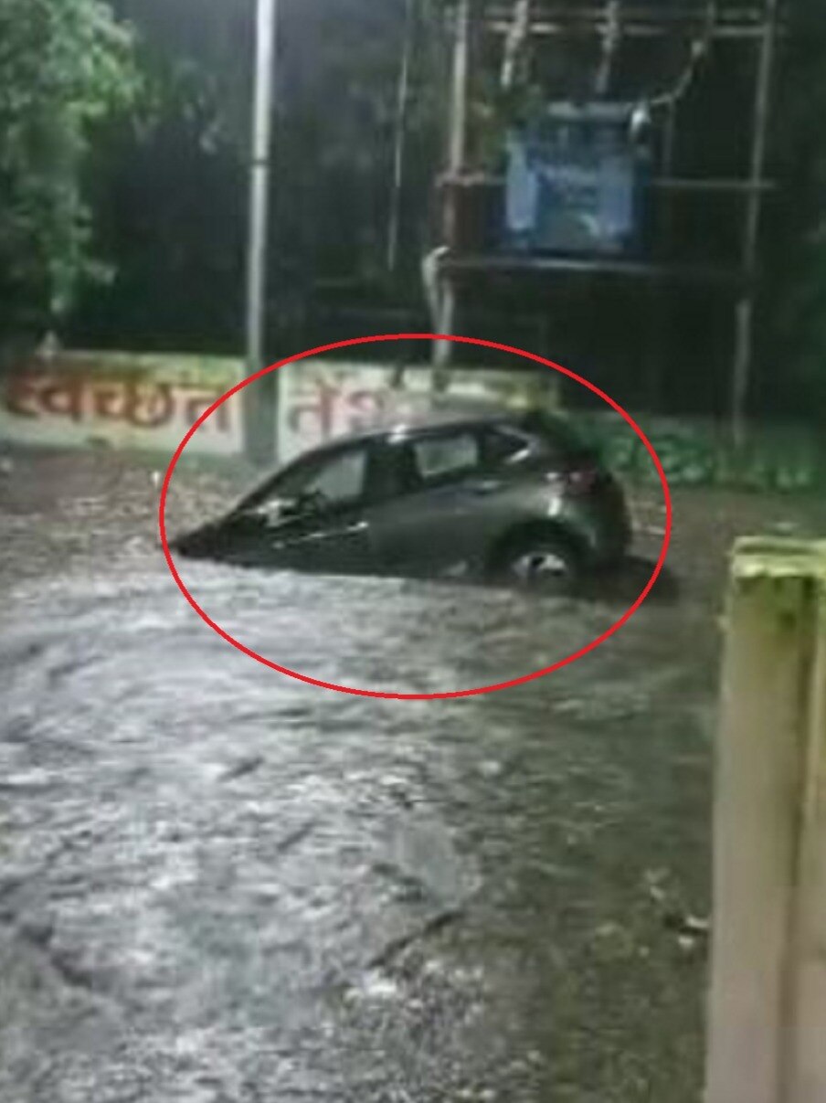 VIDEO: पुणे में भारी बारिश, तिनके की तरह बहती दिखी कार!
