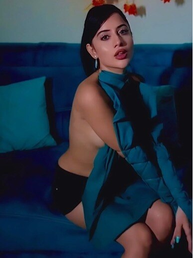 उर्फी ने बॉडी पर चिपकाई शर्ट, फ‍िर मचाया तहलका