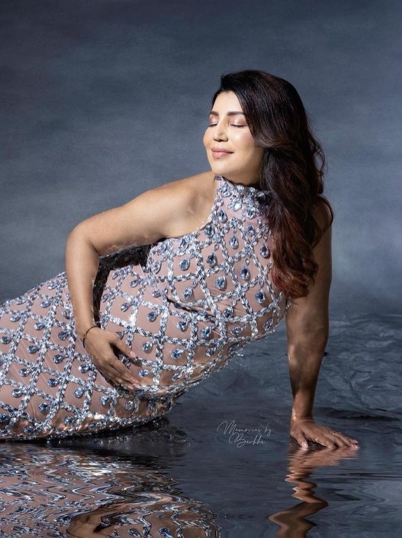 प्रेग्नेंट एक्ट्रेस का ग्लैमरस फोटोशूट, फ्लॉन्ट किया बेबी बंप