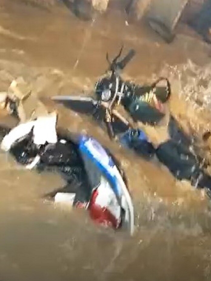 बेंगलुरु की सड़कों पर भरा पानी, बहती दिखीं गाड़ियां