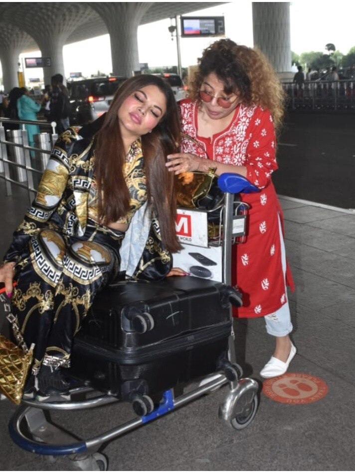 ट्रॉली में सो गईं राखी सावंत, दोस्त खींच कर ले गईं एयरपोर्ट