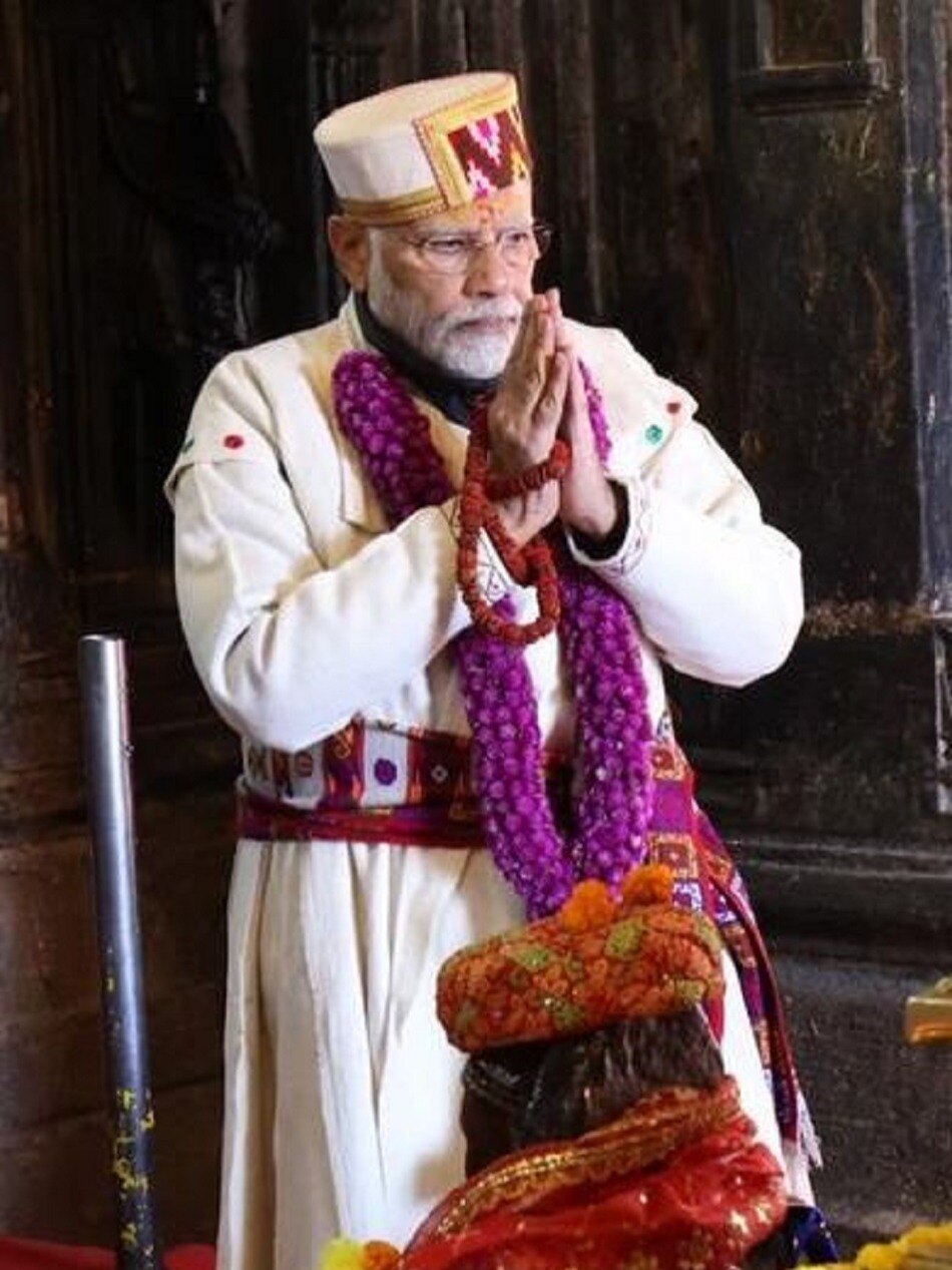 बाबा केदार के दरबार में मोदी, पहाड़ी ड्रेस बनी चर्चा का विषय