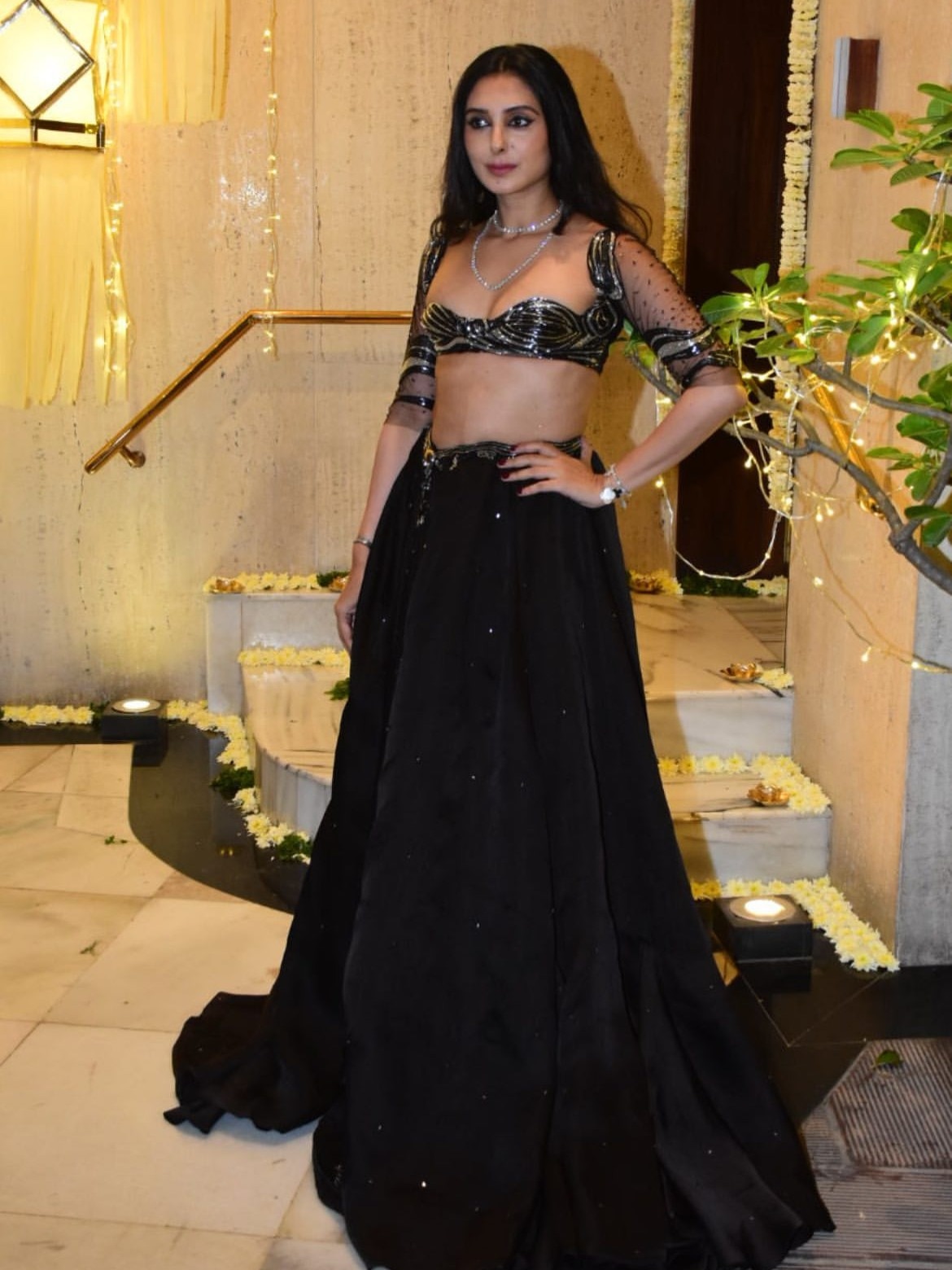 चोली की जगह बांधी पट्टी? कौन है ये सेलेब   