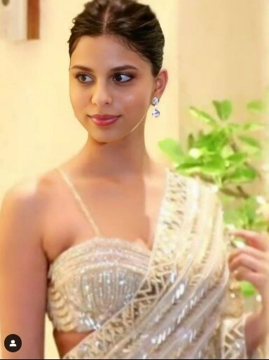 साड़ी पहन पछताईं सुहाना! पीछे अटका पल्लू, हील्स में चलना मुश्किल