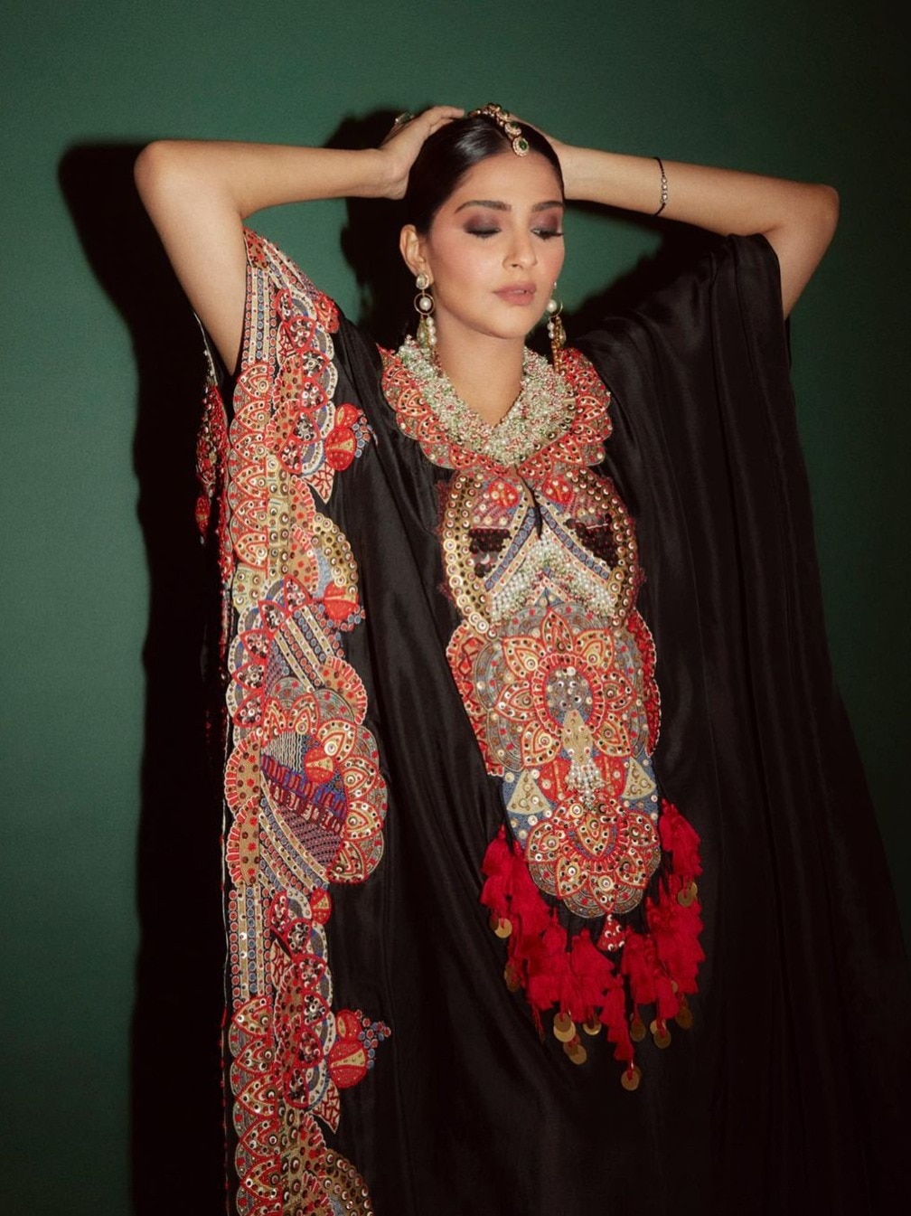 डिलीवरी के दो महीने बाद फिट हुईं सोनम, छाया दिवाली लुक 