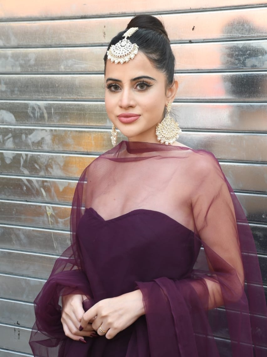 टीका-झुमकों में 'पटाखा' लगीं उर्फी, सादगी ने किया घायल