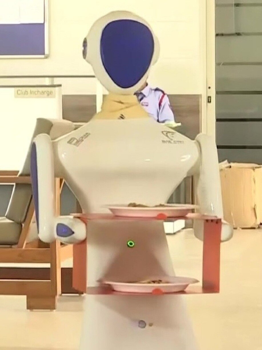 सफाई से लेकर खाना तक सर्व कर रहे हैं रोबोट, देखें वीडियो