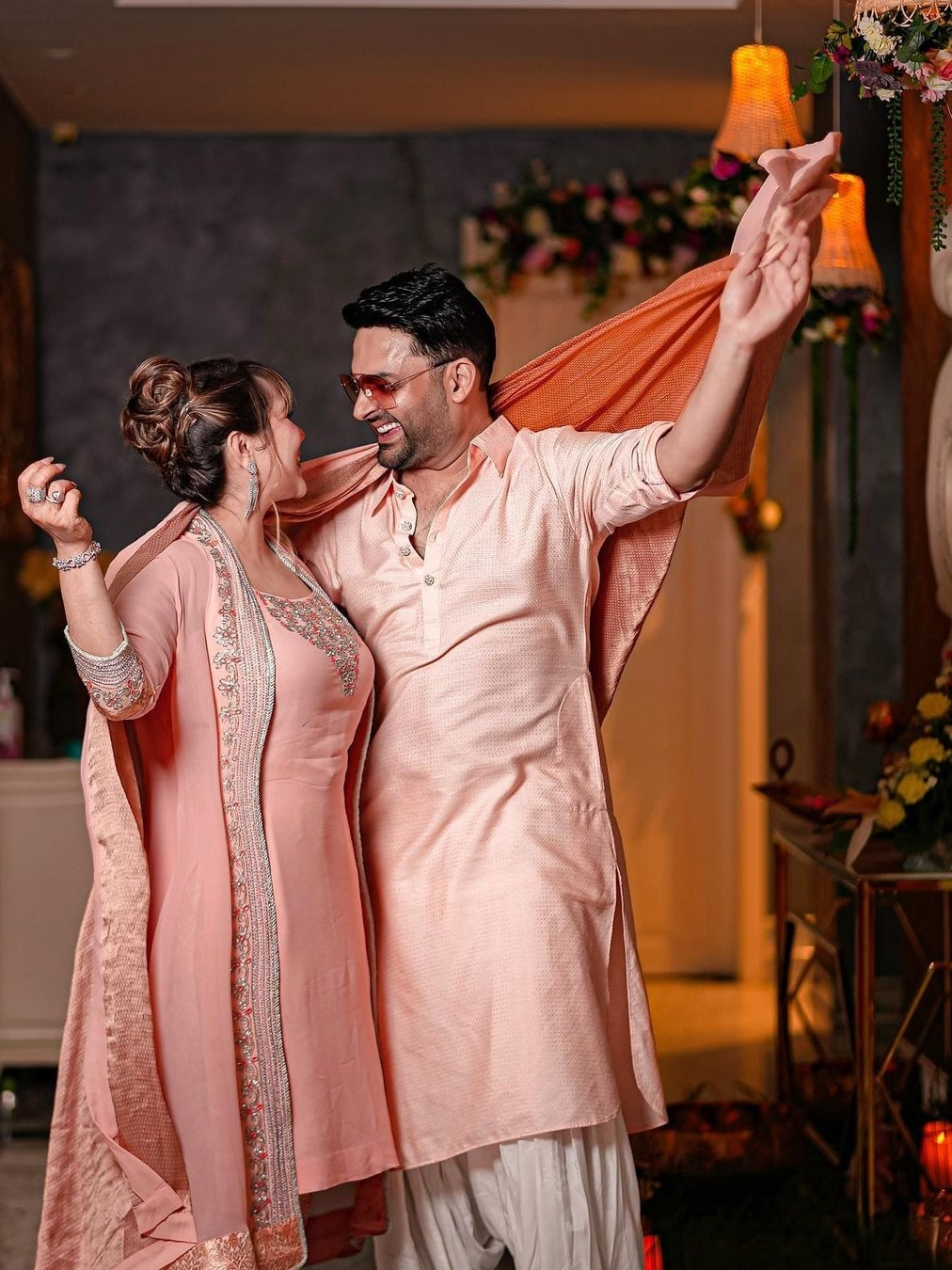 पत्नी का दुपट्टा पकड़ कपिल शर्मा ने किया डांस, हुए रोमांटिक