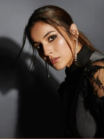 शहनाज का बॉस लेडी लुक, चेहरे पर गिरती लटें देख कहेंगे Ufff 