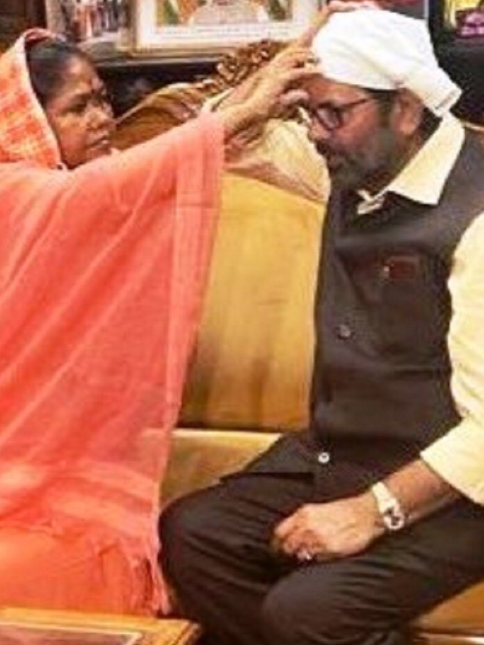 भाई दूज: साध्वी ने लगाया तिलक, नकवी बोले- शुक्रिया दीदी