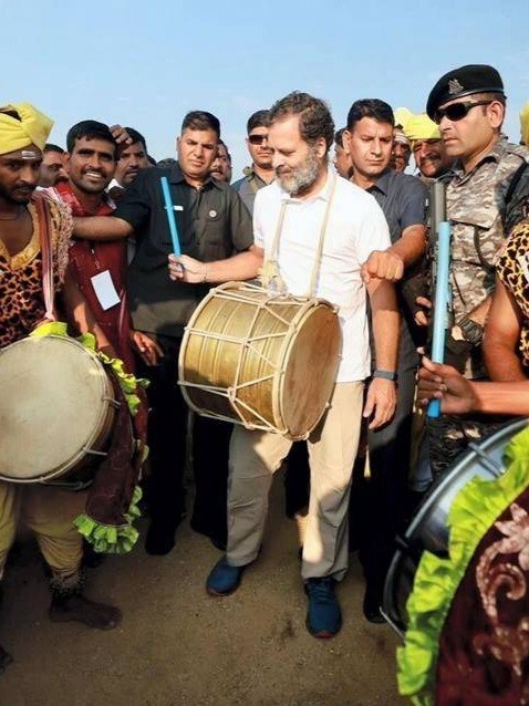 आदिवासी समाज के रंग में रंगे राहुल गांधी, देखें वीडियो