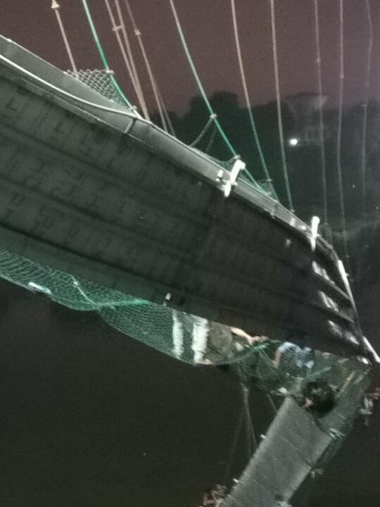 मोरबी हादसा: पुल टूटते ही नदी में डूबने लगे लोग, देखें VIDEO