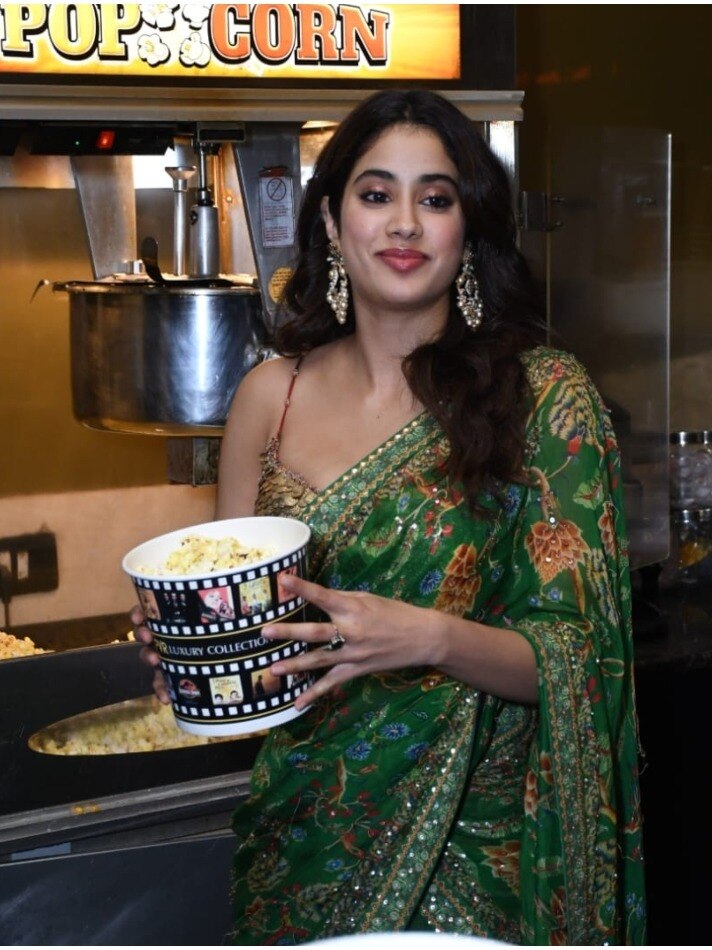 जाह्नवी ने बेचे पॉपकॉर्न, बिकिनी ब्लाउज में ढाया कहर