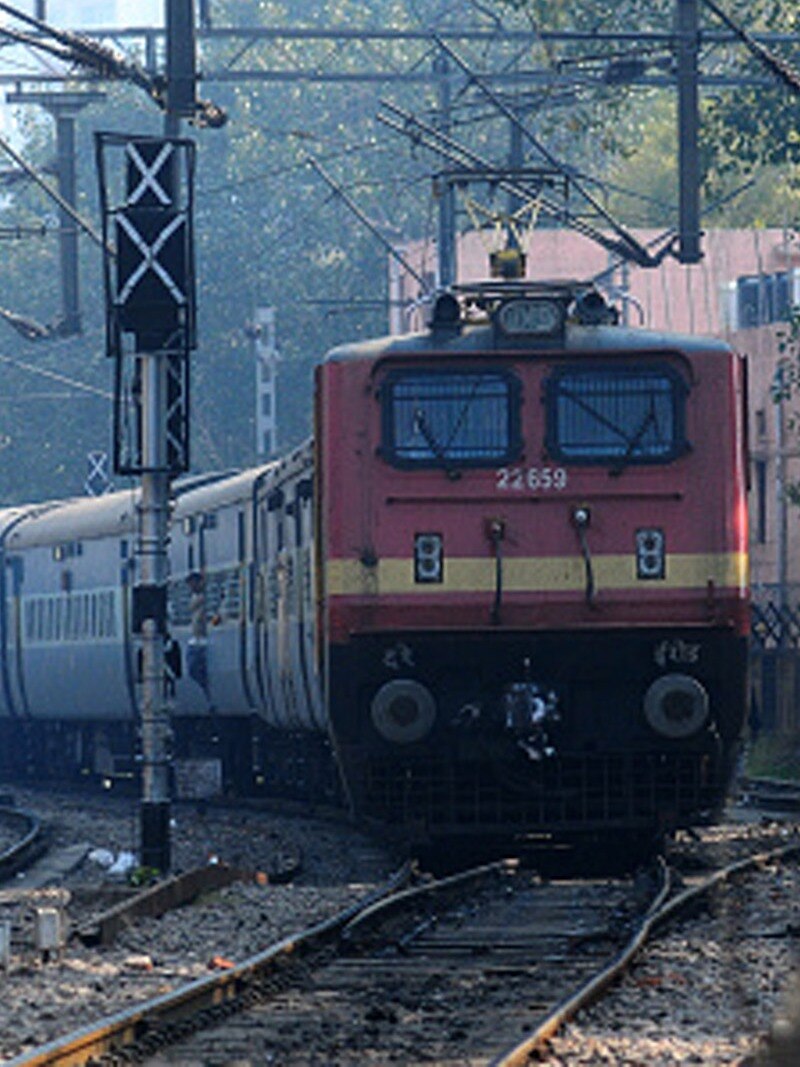 রেল ভাড়ায় শর্ত সাপেক্ষে ছাড় প্রবীণদের!