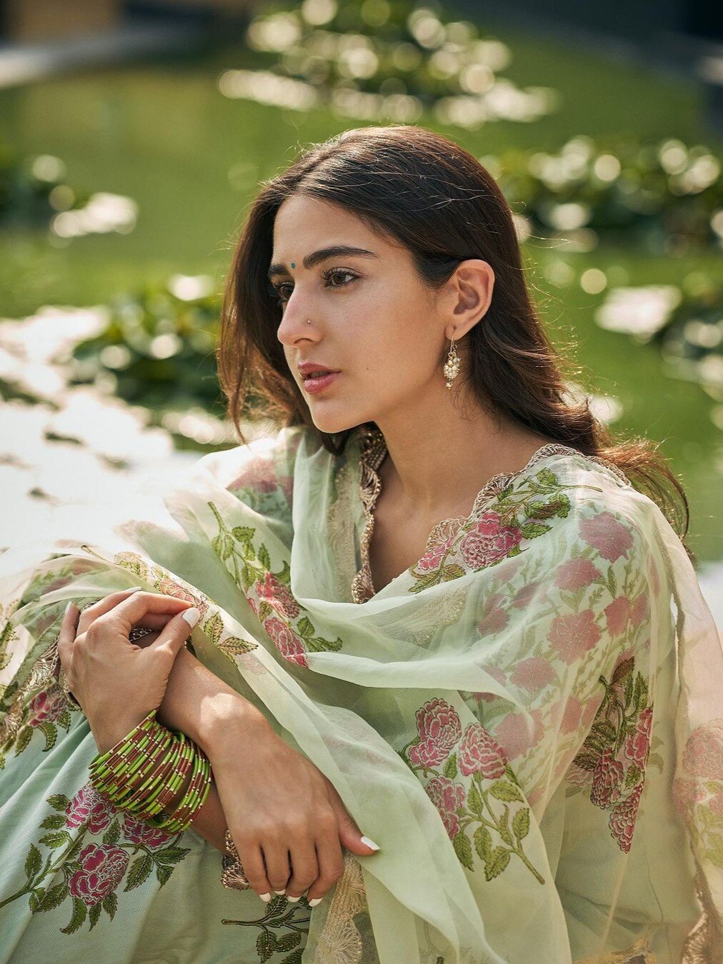 बिंदी-झुमकों में हिट है सारा का देसी लुक, सलवार-सूट में ढाया कहर