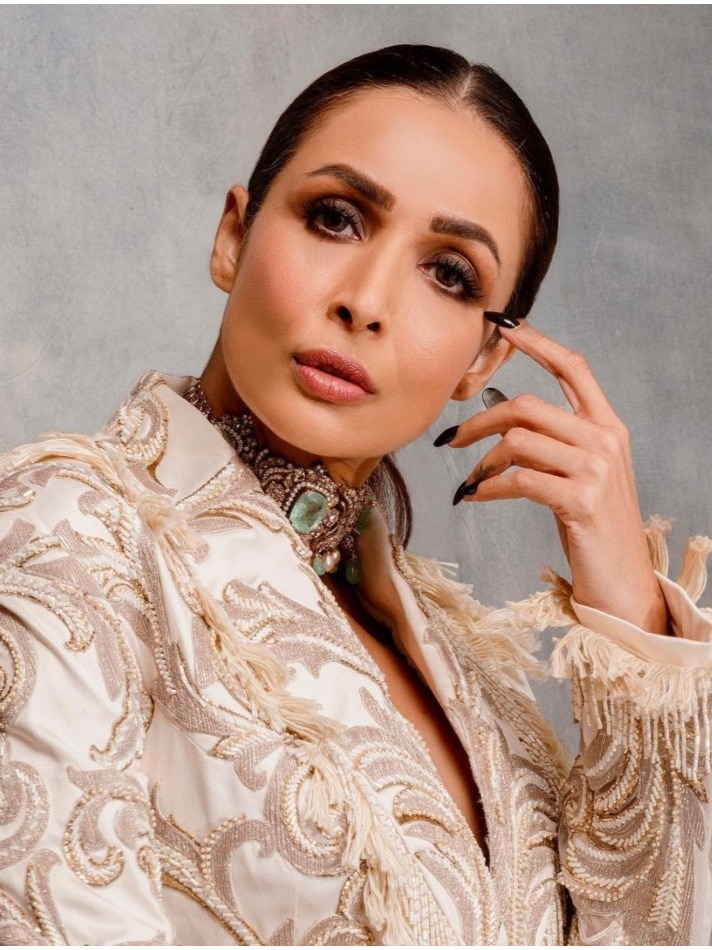 मलाइका ने पहना सिर्फ ब्लेजर, दिखाई कातिल अदाएं