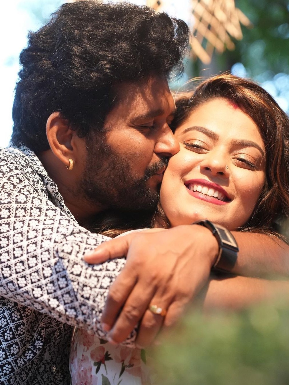 पति संग इंटीमेट हुई एक्ट्रेस, ट्रोल्स के लिए शेयर की पोस्ट