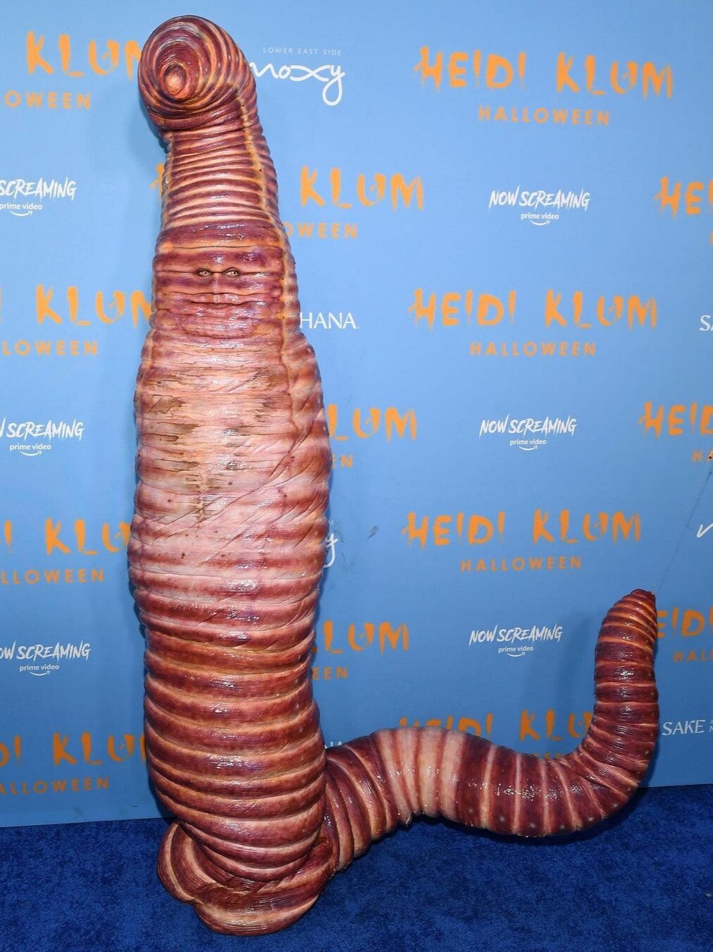 अचानक 'कीड़ा' बन गई मॉडल, रेंगता देख मची हलचल