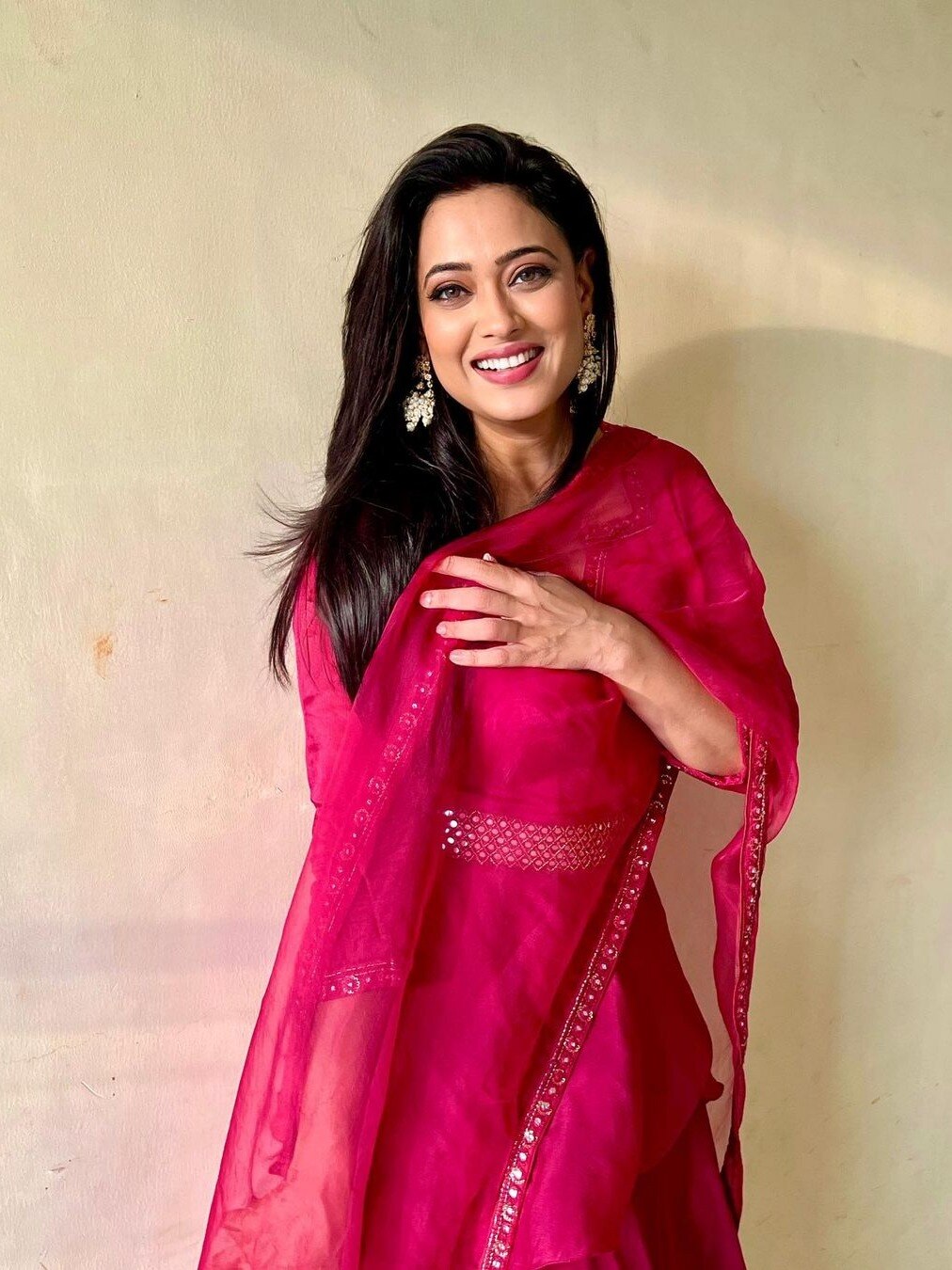 श्वेता तिवारी ने लहराया दुपट्टा, सूट पहन गिराई 'बिजली'