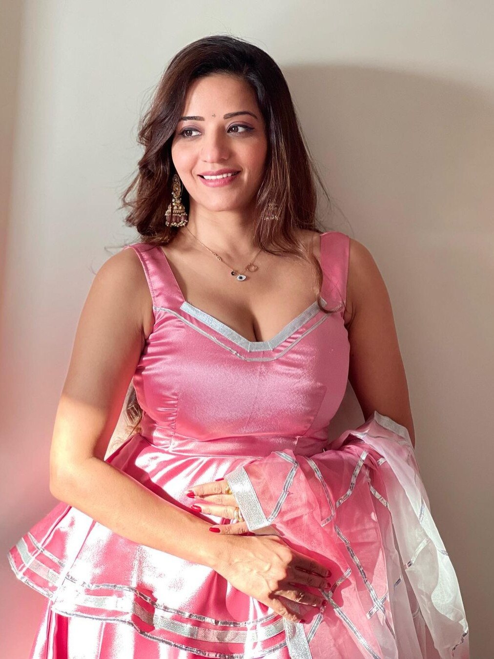 शरारा पहनकर मोनालिसा ने मारी आंख, फैंस बोले- फायर