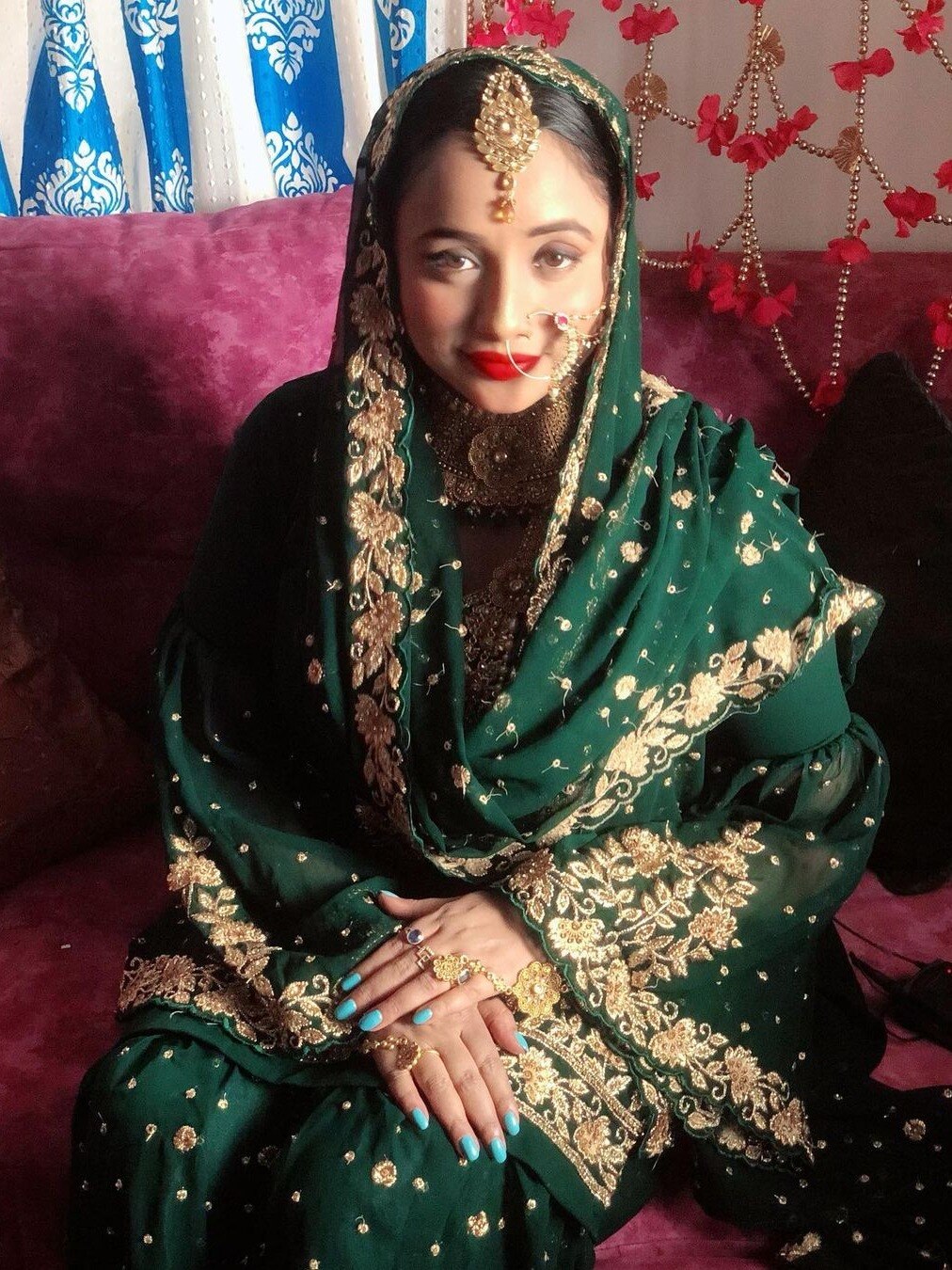 दुल्हन के जोड़े में रानी चटर्जी, देसी स्वैग ने उड़ाया गर्दा 