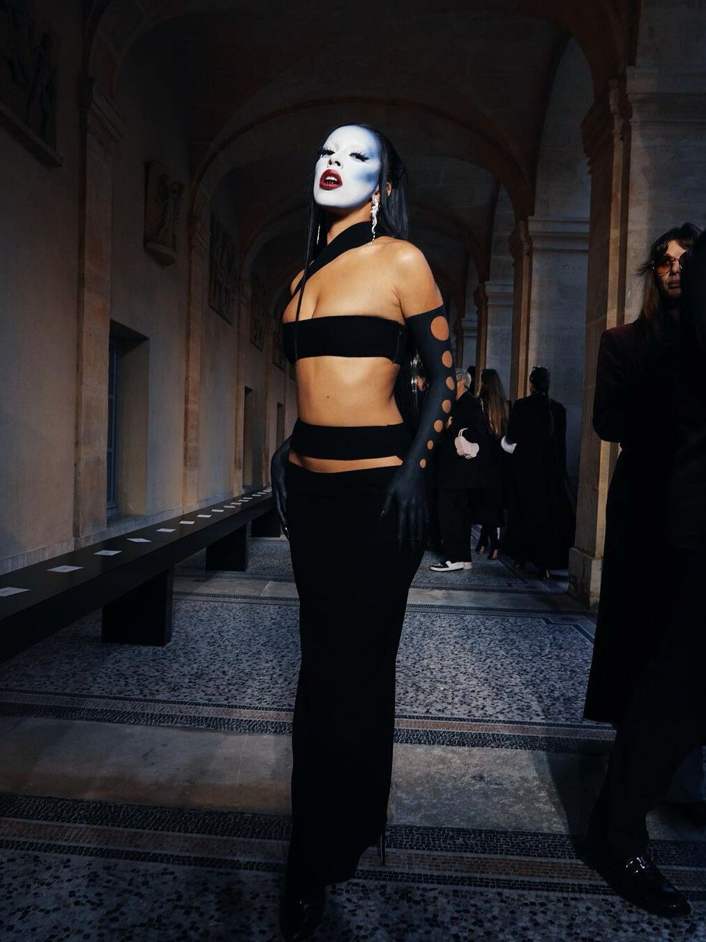 चेहरे पर कराया अतरंगी पेंट, मॉडल पर चढ़ा ऐसा फितूर