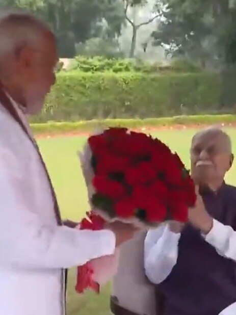  मोदी ने दिया गुलदस्ता, आडवाणी ने जोड़े हाथ, देखें VIDEO