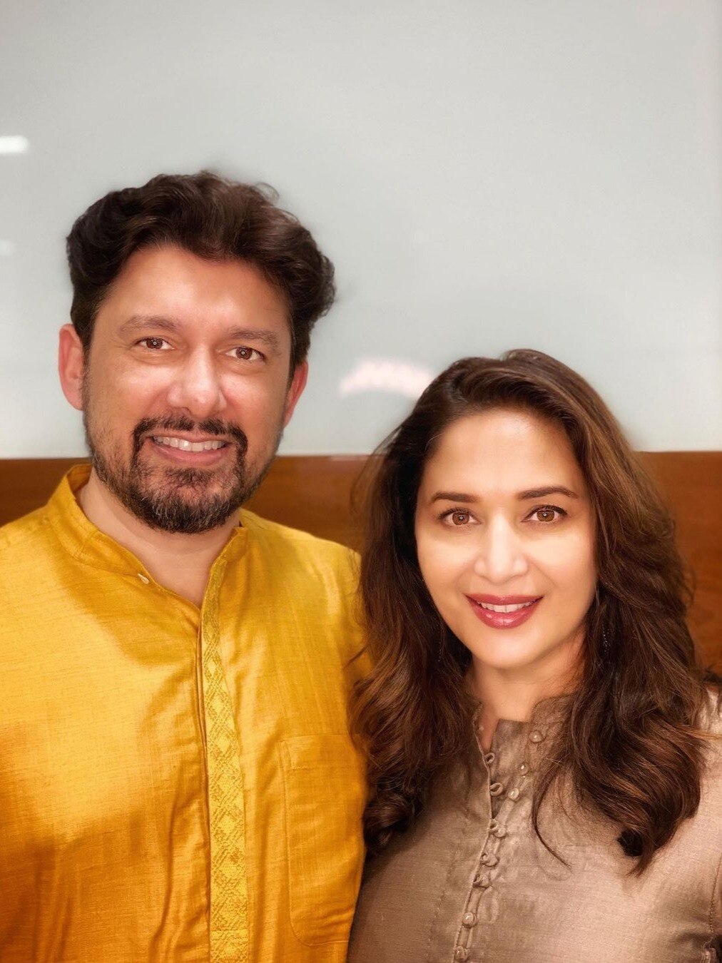 माधुरी दीक्ष‍ित के पति ने उतारी शर्ट, यूजर्स बोले- डॉक्टर साहब क्या हो गया?