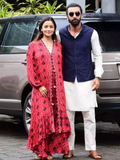 बेटी को गोद में लेकर घर पहुंचे रणबीर कपूर, संग में आलिया