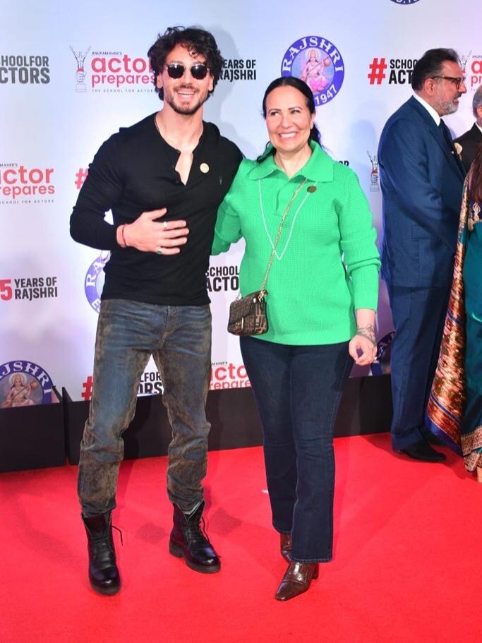 मां संग इवेंट में पहुंचे टाइगर, फिटनेस देखकर उम्र का अंदाजा लगाना मुश्किल